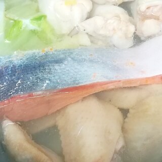 手羽先と手羽元と白菜と塩鮭の水炊き